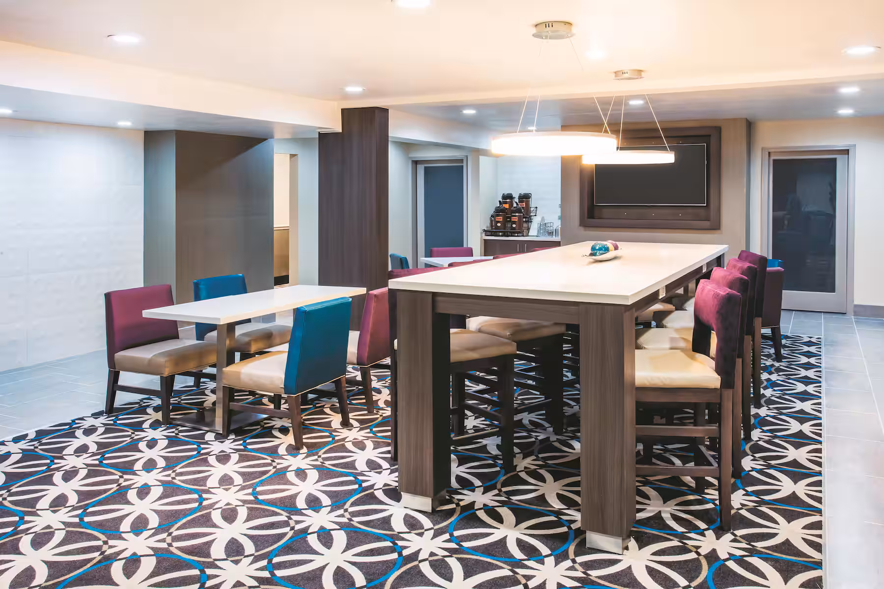Breakfast area at La Quinta Inn & Suites by Wyndham Cincinnati NE - Mason