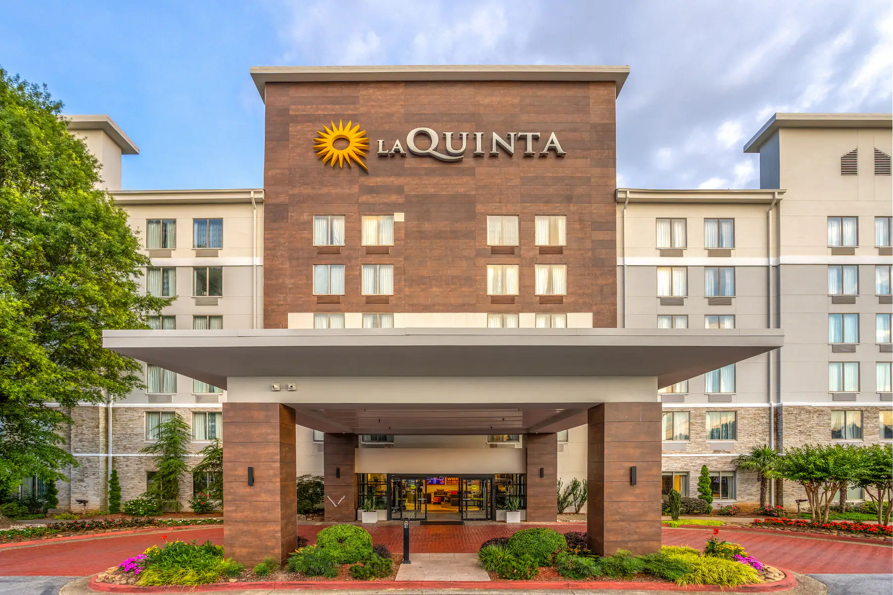 Exterior view of La Quinta Inn & Suites by Wyndham Cincinnati NE - Mason