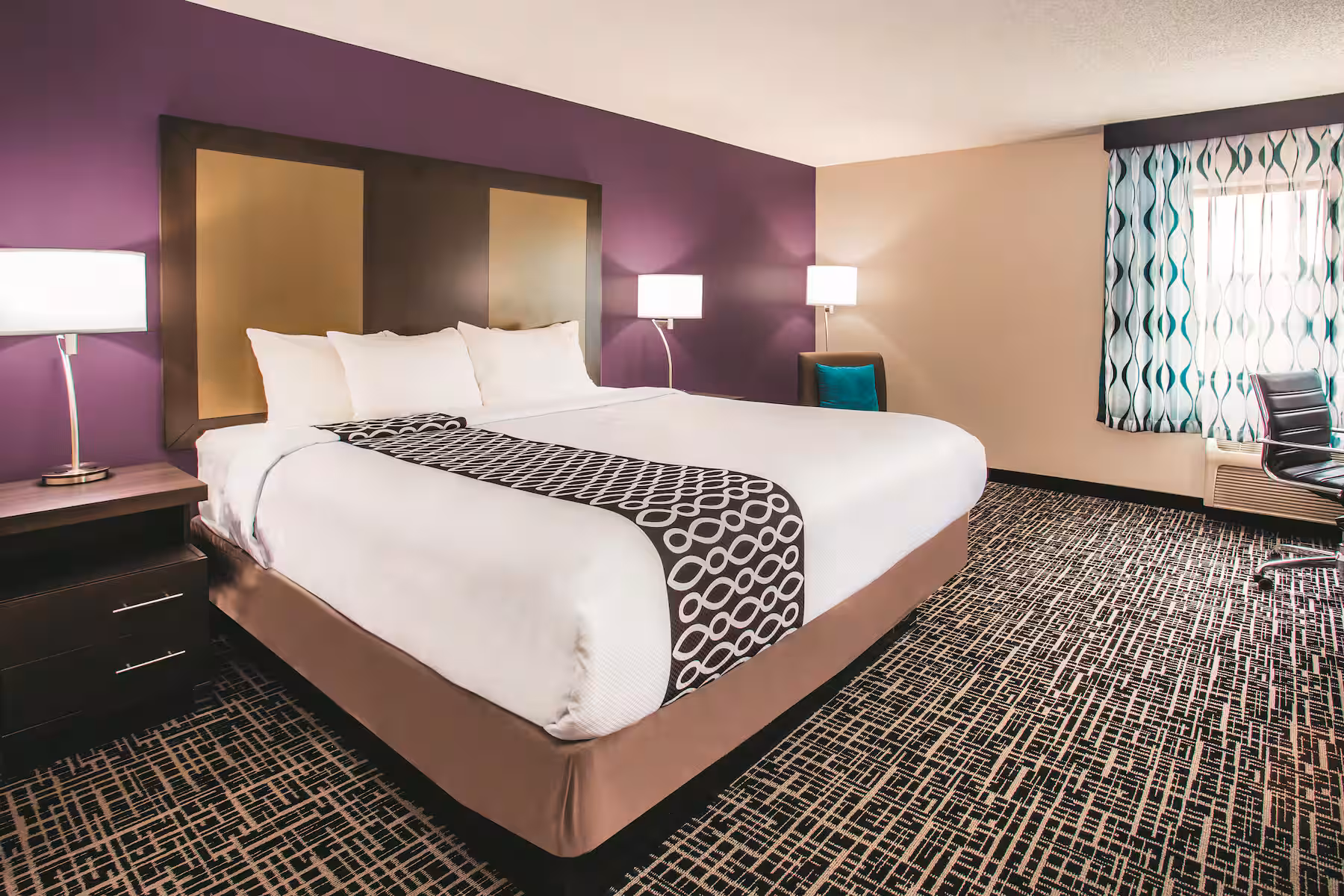 Guest room at La Quinta Inn & Suites by Wyndham Cincinnati NE - Mason